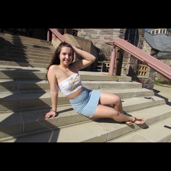 Meet your Posher, Alyssa // MAKE OFFERS ON CLOSET - Picture 1 of 6